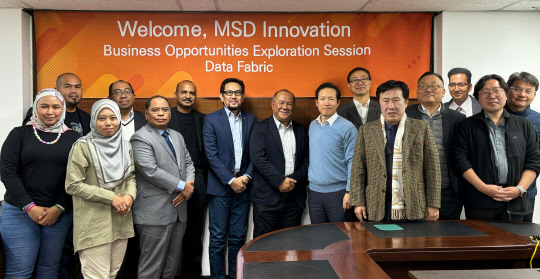 데이터스트림즈와 말레이시아 MSD그룹 관계자들이 협약을 맺고 기념촬영하고 있다. 데이터스트림즈 제공